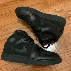 Jordan 1 mid triple black